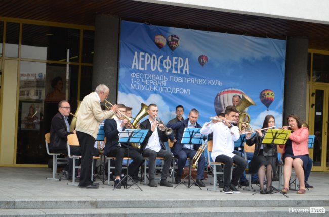 Від мініатюрних тістечок до величезних гойдалок: у центрі Луцька – свято професійної освіти. ФОТО