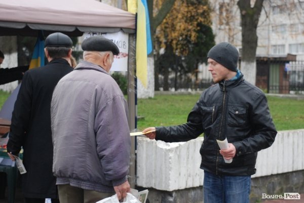 Євромайдан у Луцьку: день другий. ФОТО. ВІДЕО 