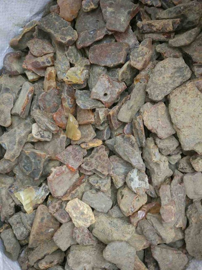 У волинянина вдома знайшли майже 80 кілограмів бурштину