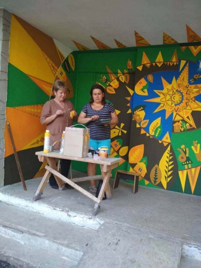 У місті на Волині ініціативні мешканці будинку розмалювали вхід у під'їзд. ФОТО