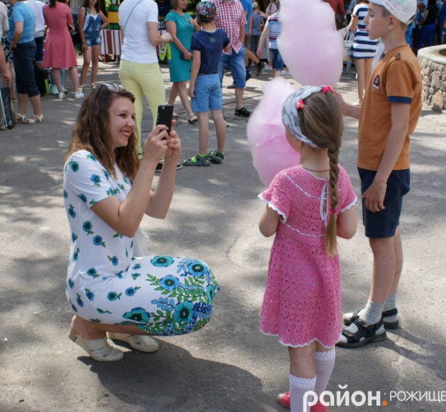 Народні гуляння у місті на Волині. ФОТО