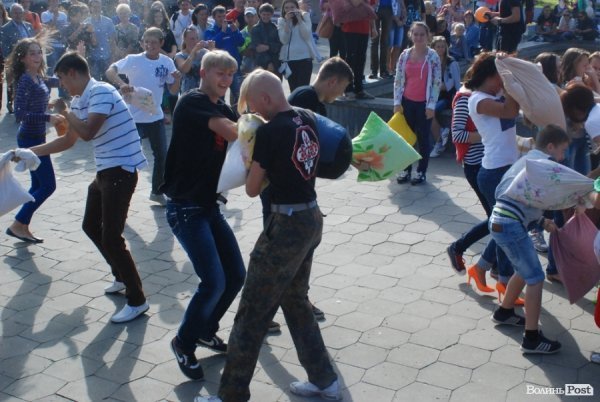 Як билися подушками в Луцьку. ФОТО