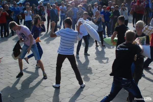 Як билися подушками в Луцьку. ФОТО