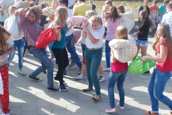 Як билися подушками в Луцьку. ФОТО