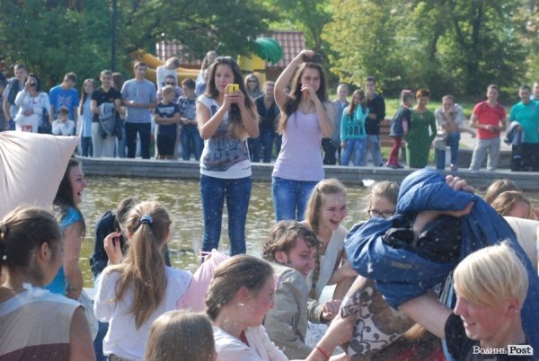 Як билися подушками в Луцьку. ФОТО