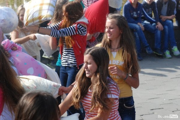 Як билися подушками в Луцьку. ФОТО