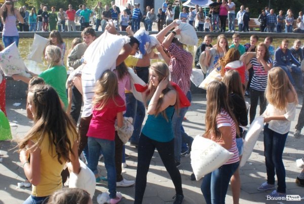 Як билися подушками в Луцьку. ФОТО