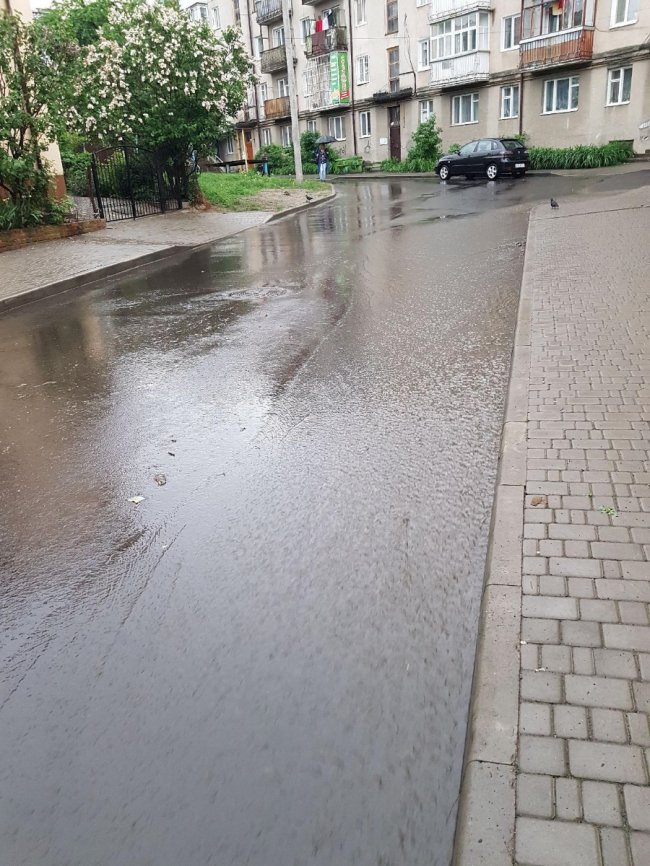 У Луцьку через негоду затоплює двір. ФОТО
