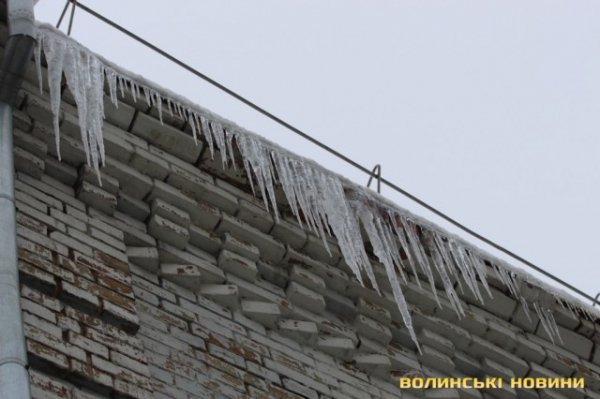 Сказали, хто відповідає за бурульки в Луцьку