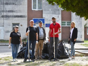 Толока з подвійною користю: «Інвестор» прибрав два сквери і зробить дитячий майданчик*