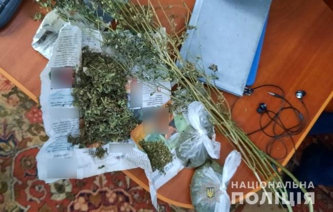 Волинські поліцейські під час обшуків у будинках двох чоловіків знайшли наркотики і боєприпаси