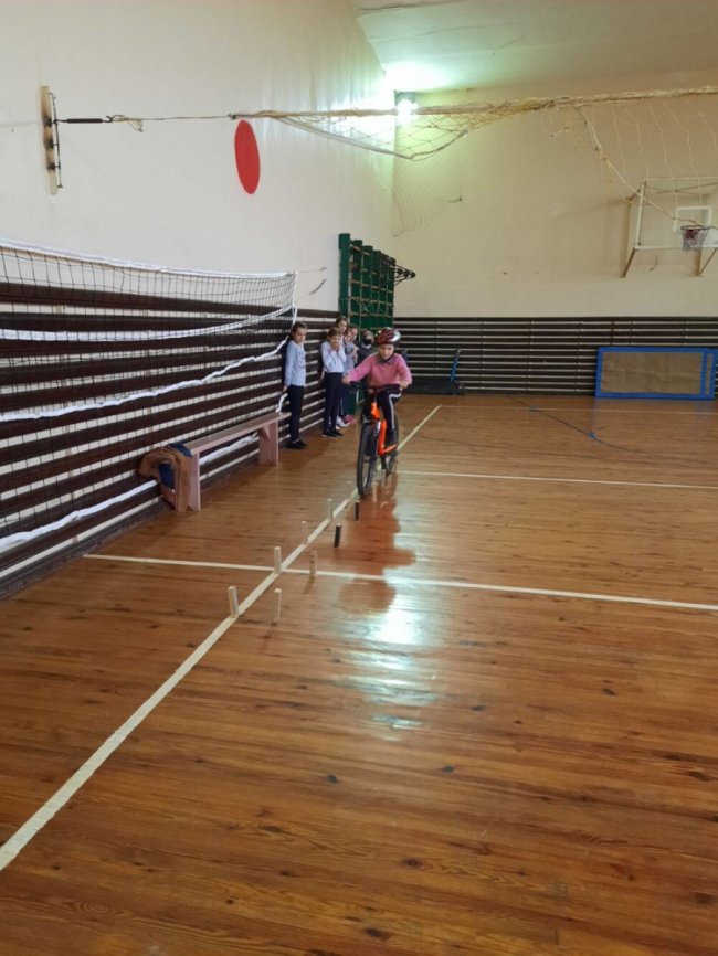 Поблизу Луцька школярі влаштували велоралі у спортзалі. ФОТО