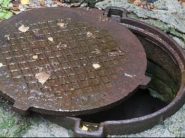 На Волині у чоловіка поцупили каналізаційний люк