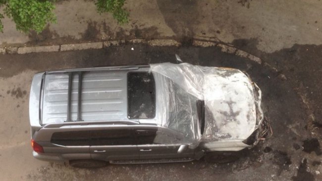 Біля луцького будинку згоріла машина