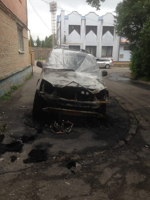 Біля луцького будинку згоріла машина