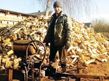 Волинянин змайстрував унікальний дровокол, який розділяє поліно відразу на шість частин