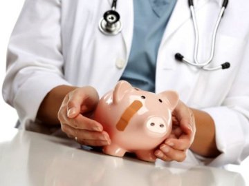 В Україні лікарям підвищать зарплати