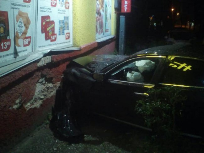 У Луцьку посеред ночі Lexus розмазався в будинок. ФОТО