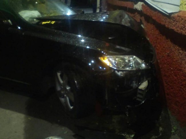 У Луцьку посеред ночі Lexus розмазався в будинок. ФОТО