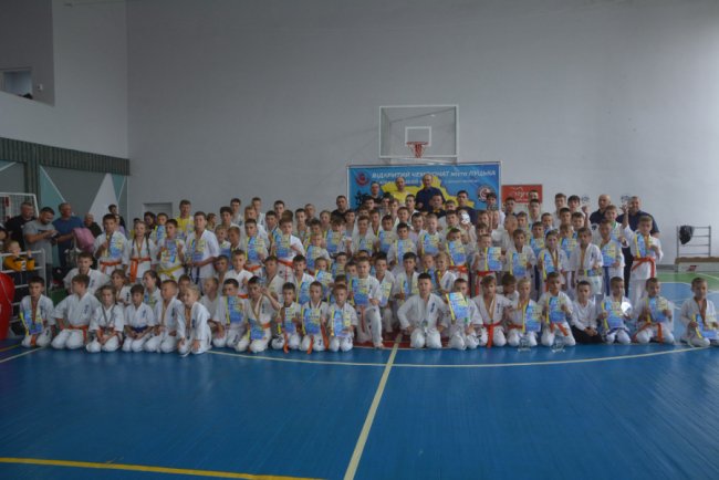 У Луцьку каратисти зібрали на авто для військових 65 тисяч гривень. ФОТО