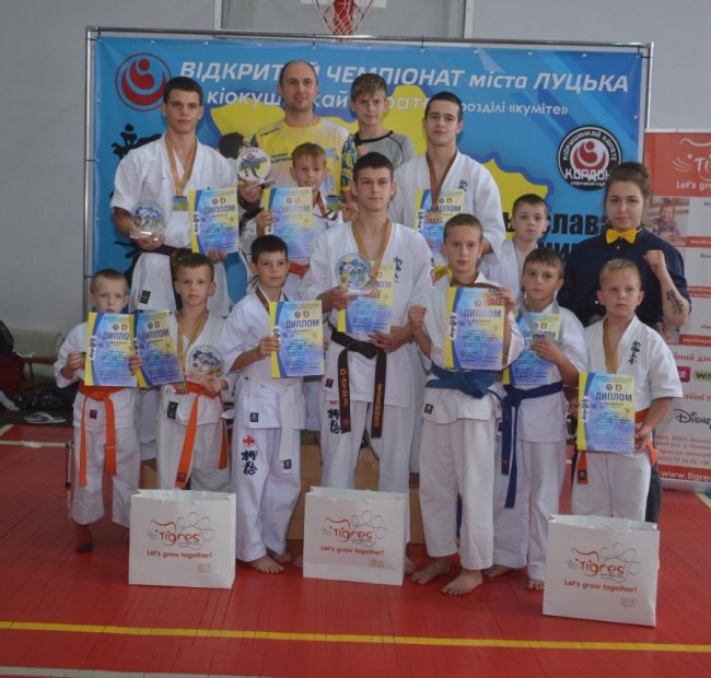 У Луцьку каратисти зібрали на авто для військових 65 тисяч гривень. ФОТО