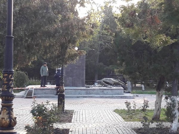 У Криму знесли пам'ятник Леніну
