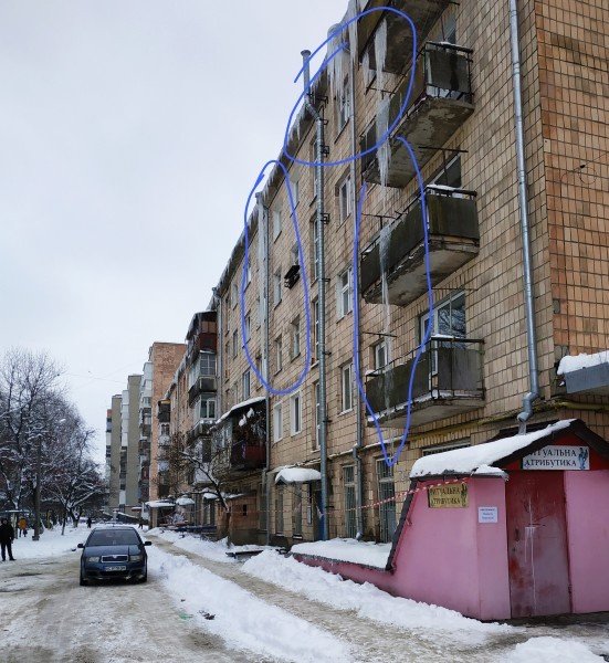 З луцького будинку звисають гігантські бурульки