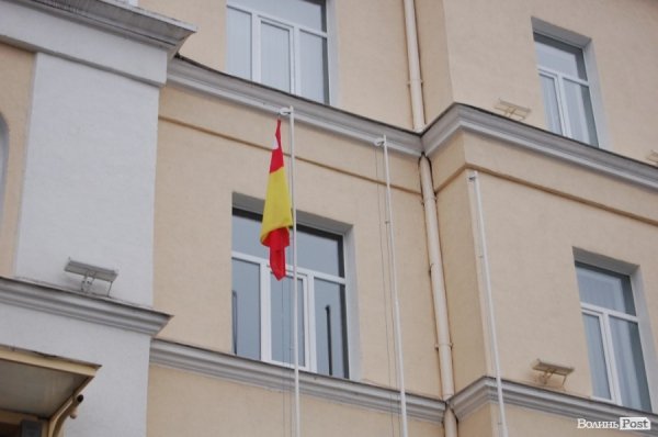 Біля луцької мерії зняли прапор Євросоюзу. ФОТО