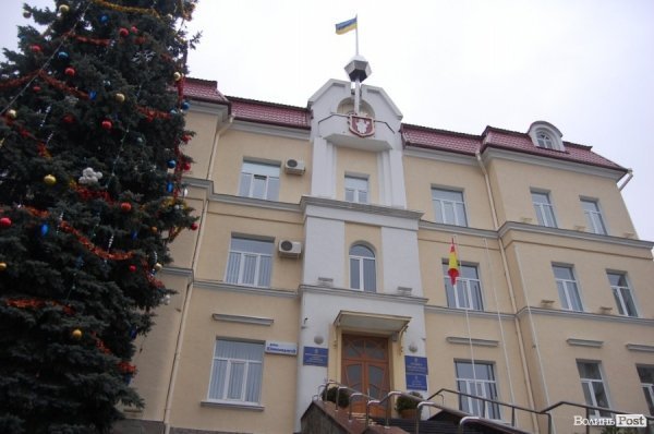 Біля луцької мерії зняли прапор Євросоюзу. ФОТО