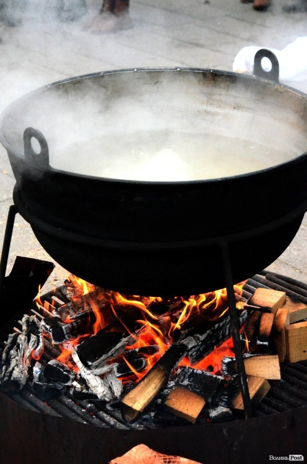  У Луцьку Романюк варив борщ на фестивалі їжі. ФОТО