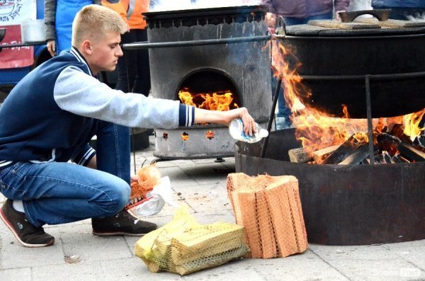  У Луцьку Романюк варив борщ на фестивалі їжі. ФОТО