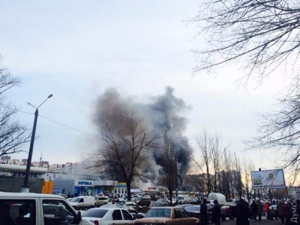 В Одесі горить ринок ФОТО^