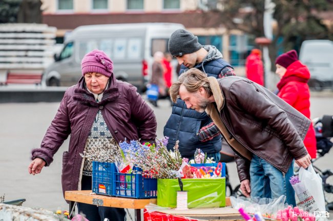 За день до свята: Луцьк накрила тюльпанова лихоманка. ФОТО
