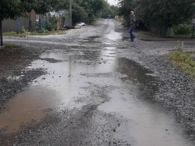 У Луцьку розвалюється нещодавно відремонтована дорога. ФОТО