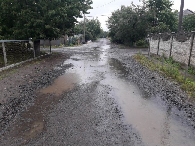 У Луцьку розвалюється нещодавно відремонтована дорога. ФОТО