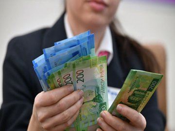 Яка зарплата в Україні та Європі: хто отримує більше