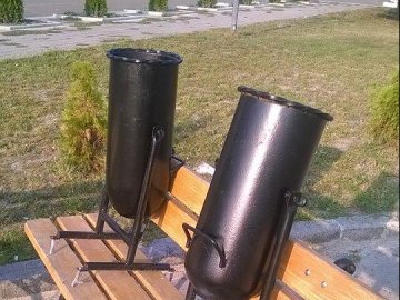 Троє волинян-хуліганів понівечили лавки і смітники