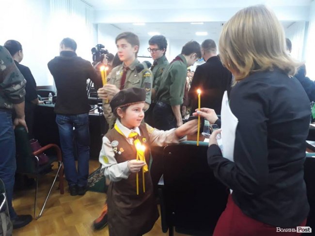 Пластуни передали луцьким депутатам Вифлеємський вогонь