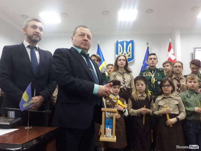 Пластуни передали луцьким депутатам Вифлеємський вогонь