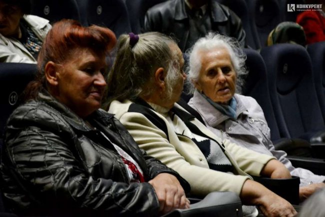 У луцькому «Промені» пенсіонери переглянули український документальний фільм