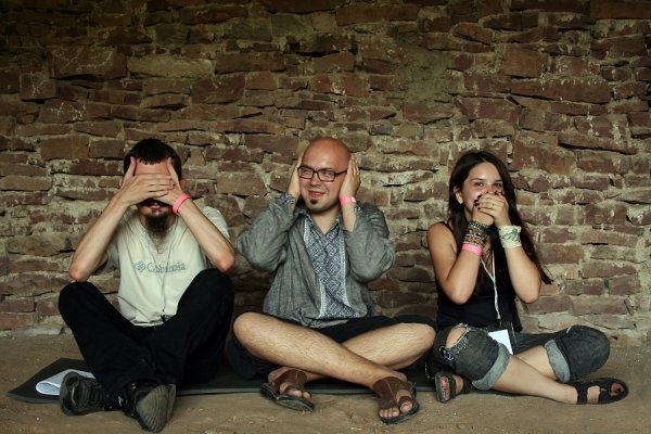 Поети: Вано Крюгер, Богдан Олег-Горобчук та Карина Тумаєва. с. Уніж (серпень 2008)