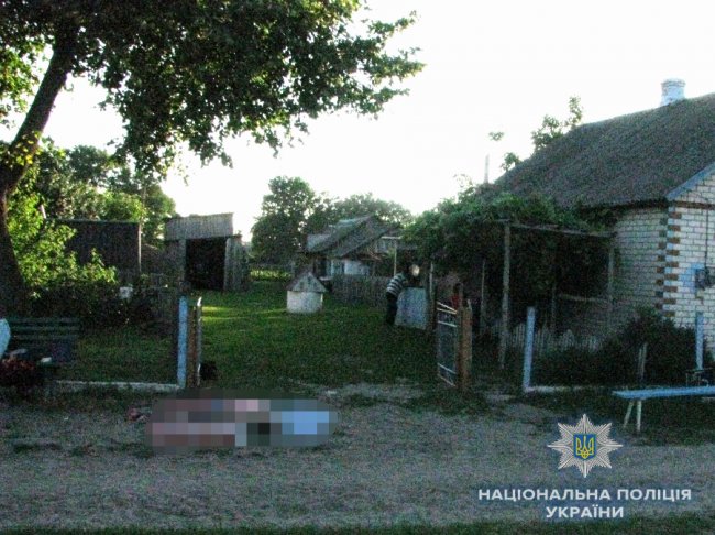 На Рівненщині п'яний син на смерть переїхав трактором матір