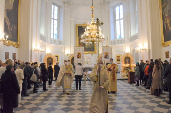 У Варшаві сотні українців прийшли святити великодні кошики. ФОТО. ВІДЕО