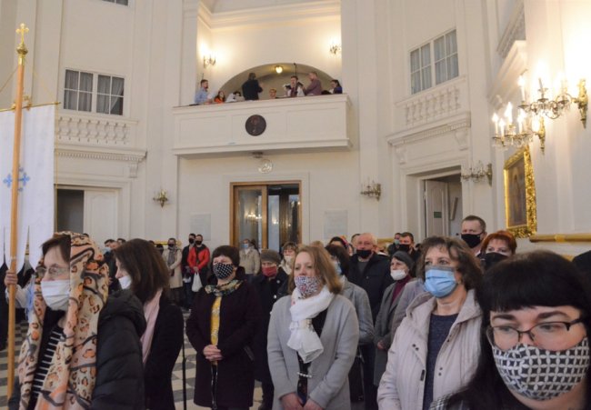 У Варшаві сотні українців прийшли святити великодні кошики. ФОТО. ВІДЕО