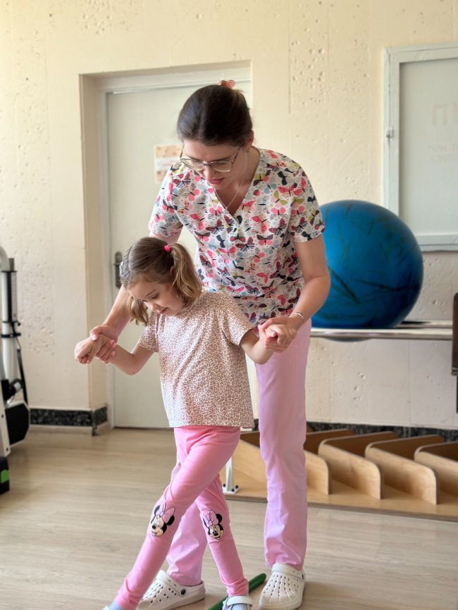 Їхала з бабусею велосипедом за морозивом, на узбіччі їх збило авто: 6-річна Єва з Волині відновлюється після ДТП