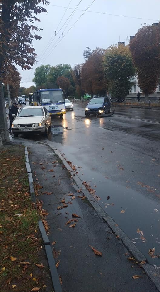 У Луцьку зранку – подвійна аварія. ФОТО