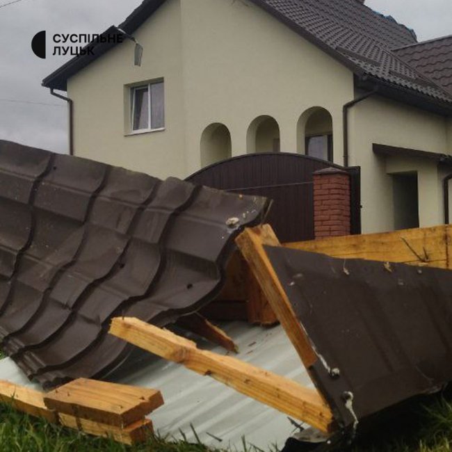 У Княгининку буревій позносив дахи з будинків 