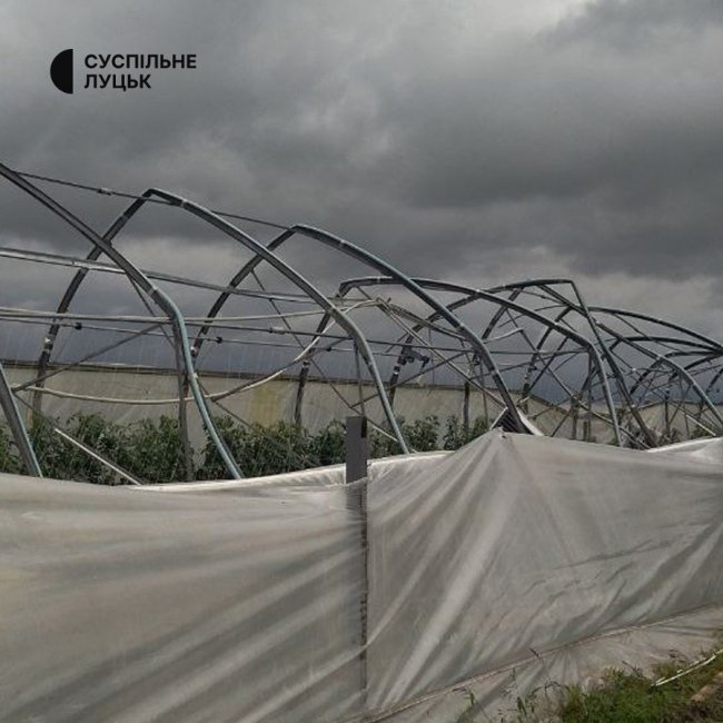 У Княгининку буревій позносив дахи з будинків 