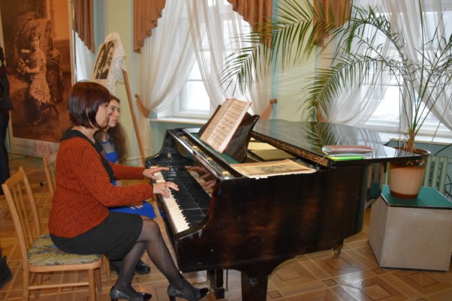 У Луцьку відкрили виставку про сіамську принцесу. ФОТО