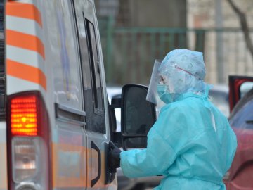 Медпрацівникам України, що на «передовій» боротьби із COVID-19, обіцяють втричі підняти зарплату